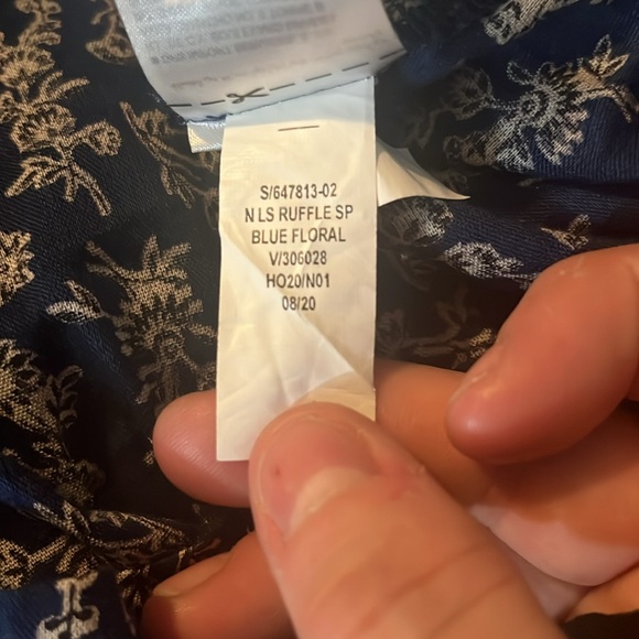 Old Navy Blue w/ white flowers ruffled top. Size XL - Picture 7 of 7